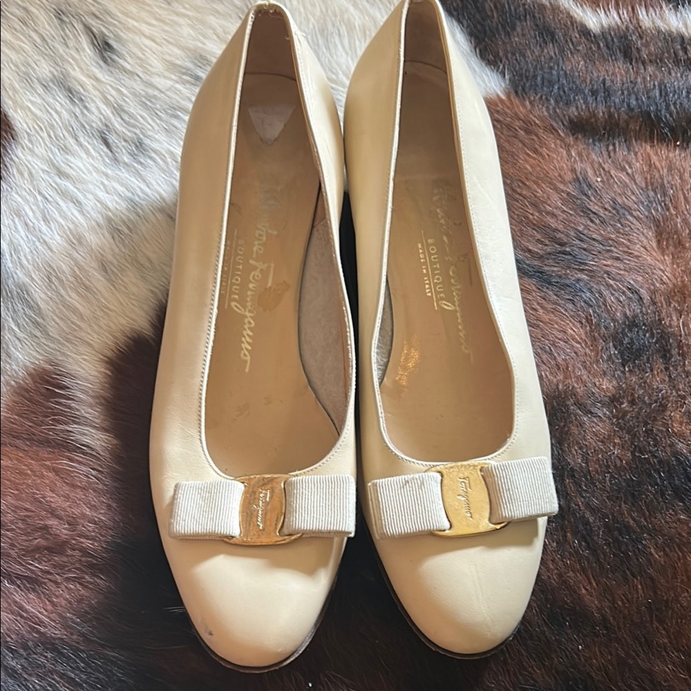 Salvatore Ferragamo Elegant Cream Women's Shoes with Bow Detail